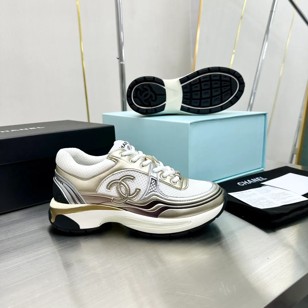 👟👟Ex-factory price 640 👟👟 Women's Shoes Women's Clothing Chanel Chanel 23C Early Spring Resort Series Xiaoxiang Metal Casual Sports Shoes Gold Silver Horn King The latest foreign catwalk series Chanel Chanel 2023 Early Spring Series is held in the second smallest country in the world. The series is inspired by Monaco's international seaside lifestyle, from the F1 racing track to beach swimming pools, from casinos to tennis courts, to create a diverse and unique new series of racing driver's helmets, jumpsuits and other elements that have been reinterpreted to be more fashionable. Exquisite packaging at the delivery counter 🛍📦 ▪️Fabric: Original imported metal cowhide + technical fabric ▪️Inner lining: Original custom-made breathable mesh ▪️Sole: Original molded ultra-light foam combination outsole ▪️Sole thickness: 3.5CM ▪️Size: Women’s 35-41